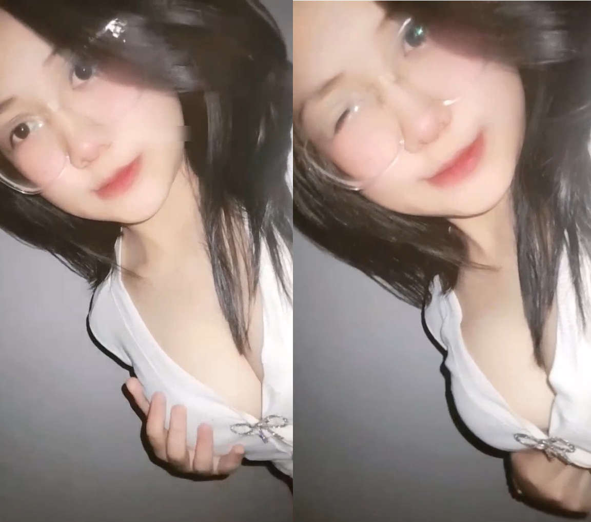 Hotgirl xinh vạch ngực khoe crush